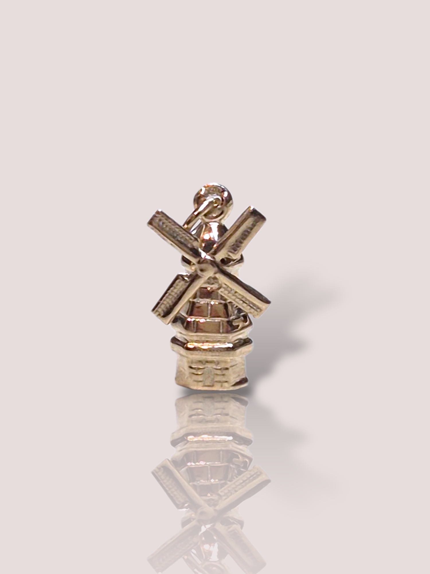 De 14k geel gouden hanger met molen is een verfijnde sierlijke toevoeging aan elke outfit. Deze charmante hanger, geclassificeerd als sieraad in de categorie hanger, is ideaal om te combineren met een stijlvolle ketting. Draag het subtiel en elegant om een persoonlijk tintje en tijdloze flair aan je look te geven.

De wieken van de molen kunnen echt draaien! Het molentje is 1,5 cm hoog en weegt 0,83 gram. 