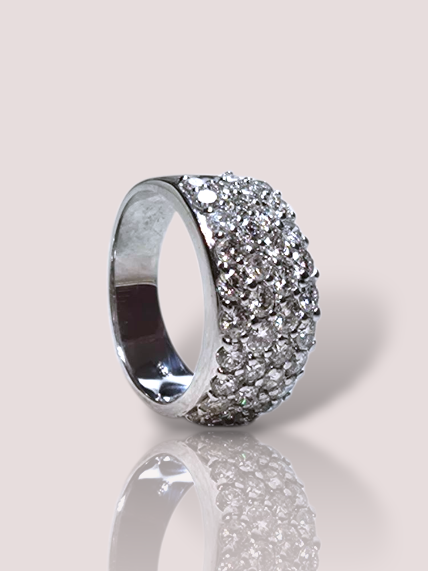 Deze vintage 14k witgouden statement ring is voorzien van 40 indrukwekkende diamanten van elk circa 0,07ct. In totaal bevat de ring maar liefst 2,8ct aan diamant. Deze ring is een prachtige toevoeging aan elke sieradencollectie. Draag het als een opvallend accessoire bij formele gelegenheden of als een luxueuze touch bij casual outfits. Perfect voor een stijlvolle en tijdloze look.

De ring heeft een brede band en valt heel mooi op de vinger.