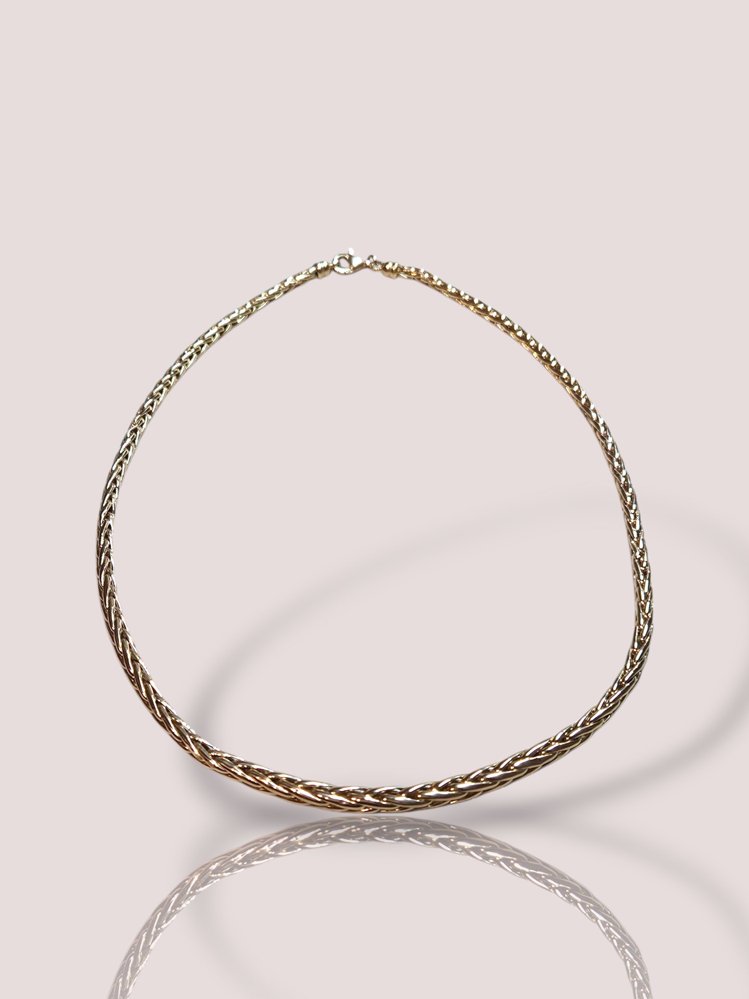 Dit Vintage 18k geel gouden vossenstaart collier is een prachtige toevoeging aan elke sieradencollectie. Het collier valt onder de categorie 'Juwelen' en is specifiek een 'Ketting' van 'Geelgoud'. Draag het als een statementstuk op een klassieke zwarte jurk of een elegante blouse voor een tijdloze uitstraling.

Het collier verloopt iets van dikte zodat het in het midden wat breder is, de kleur van het goud is prachtig warm. Een prachtig mooie gouden aanwinst!