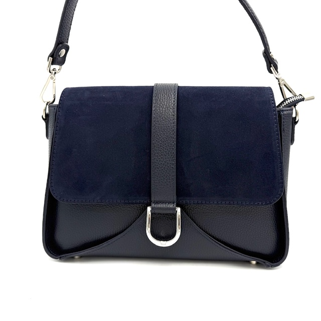 Leren Handtas Dames – Made in Italy – Suède & Leer – Met Afneembare Schouderriem

Op zoek naar een elegante én praktische leren handtas voor dames? Deze luxe Made in Italy tas is vervaardigd uit een stijlvolle combinatie van echt leer en suède, en straalt pure klasse uit. Perfect voor dagelijks gebruik, werk of een avondje uit.

Productvoordelen:

Gemaakt van hoogwaardig Italiaans leer in combinatie met suède

Leren schoudertas dames met korte afneembare handgreep

Inclusief lange afneembare en verstelbare schouderriem – draag ‘m als crossbody tas of schoudertas

Praktisch ingedeeld:

Ritsvak aan de achterkant voor snelle toegang

Ritsvak onder de klep voor extra veiligheid

Hoofdvak met tussenrits, steekvak en binnenvak met rits

Vier metalen pootjes onderaan beschermen de bodem van de tas

Italiaans vakmanschap: stijlvol, duurzaam en tijdloos

Afmetingen:

Hoogte: 19 cm

Breedte: 30 cm

Diepte: 9,5 cm

Waarom kiezen voor deze tas?

Deze Italiaanse leren damestas biedt de perfecte balans tussen stijl en gebruiksgemak. De slimme vakverdeling maakt het makkelijk om je essentials georganiseerd mee te nemen – ideaal voor moderne vrouwen die waarde hechten aan kwaliteit, stijl en functionaliteit.

Zoekwoorden verwerkt voor SEO:

Leren handtas dames

Made in Italy tas

Schoudertas dames leer

Italiaanse handtas

Crossbody tas leer

Luxe damestas met schouderriem