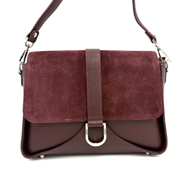 Leren Handtas Dames – Made in Italy – Suède & Leer – Met Afneembare Schouderriem

Op zoek naar een elegante én praktische leren handtas voor dames? Deze luxe Made in Italy tas is vervaardigd uit een stijlvolle combinatie van echt leer en suède, en straalt pure klasse uit. Perfect voor dagelijks gebruik, werk of een avondje uit.

Productvoordelen:

Gemaakt van hoogwaardig Italiaans leer in combinatie met suède

Leren schoudertas dames met korte afneembare handgreep

Inclusief lange afneembare en verstelbare schouderriem – draag ‘m als crossbody tas of schoudertas

Praktisch ingedeeld:

Ritsvak aan de achterkant voor snelle toegang

Ritsvak onder de klep voor extra veiligheid

Hoofdvak met tussenrits, steekvak en binnenvak met rits

Vier metalen pootjes onderaan beschermen de bodem van de tas

Italiaans vakmanschap: stijlvol, duurzaam en tijdloos

Afmetingen:

Hoogte: 19 cm

Breedte: 30 cm

Diepte: 9,5 cm

Waarom kiezen voor deze tas?

Deze Italiaanse leren damestas biedt de perfecte balans tussen stijl en gebruiksgemak. De slimme vakverdeling maakt het makkelijk om je essentials georganiseerd mee te nemen – ideaal voor moderne vrouwen die waarde hechten aan kwaliteit, stijl en functionaliteit.