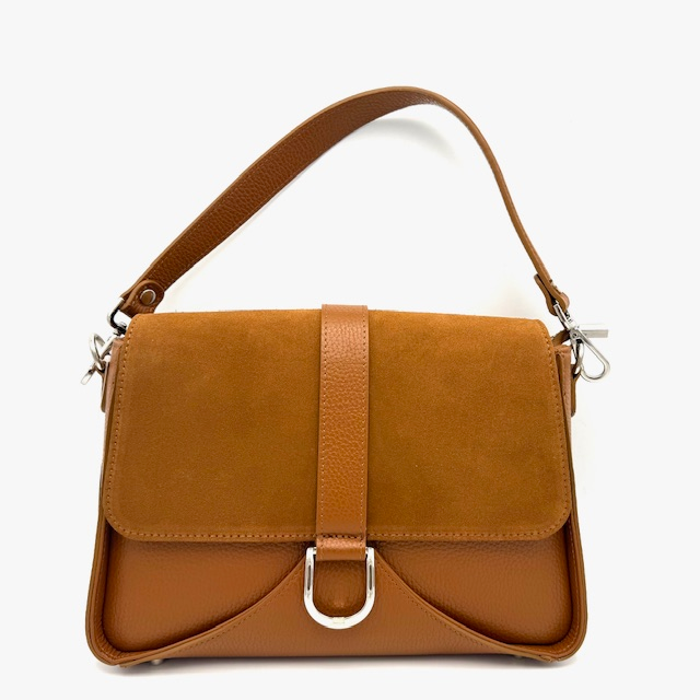 Leren Handtas Dames – Made in Italy – Suède & Leer – Met Afneembare Schouderriem

Op zoek naar een elegante én praktische leren handtas voor dames? Deze luxe Made in Italy tas is vervaardigd uit een stijlvolle combinatie van echt leer en suède, en straalt pure klasse uit. Perfect voor dagelijks gebruik, werk of een avondje uit.

Productvoordelen:

Gemaakt van hoogwaardig Italiaans leer in combinatie met suède

Leren schoudertas dames met korte afneembare handgreep

Inclusief lange afneembare en verstelbare schouderriem – draag ‘m als crossbody tas of schoudertas

Praktisch ingedeeld:

Ritsvak aan de achterkant voor snelle toegang

Ritsvak onder de klep voor extra veiligheid

Hoofdvak met tussenrits, steekvak en binnenvak met rits

Vier metalen pootjes onderaan beschermen de bodem van de tas

Italiaans vakmanschap: stijlvol, duurzaam en tijdloos

Afmetingen:

Hoogte: 19 cm

Breedte: 30 cm

Diepte: 9,5 cm

Waarom kiezen voor deze tas?

Deze Italiaanse leren damestas biedt de perfecte balans tussen stijl en gebruiksgemak. De slimme vakverdeling maakt het makkelijk om je essentials georganiseerd mee te nemen – ideaal voor moderne vrouwen die waarde hechten aan kwaliteit, stijl en functionaliteit.

