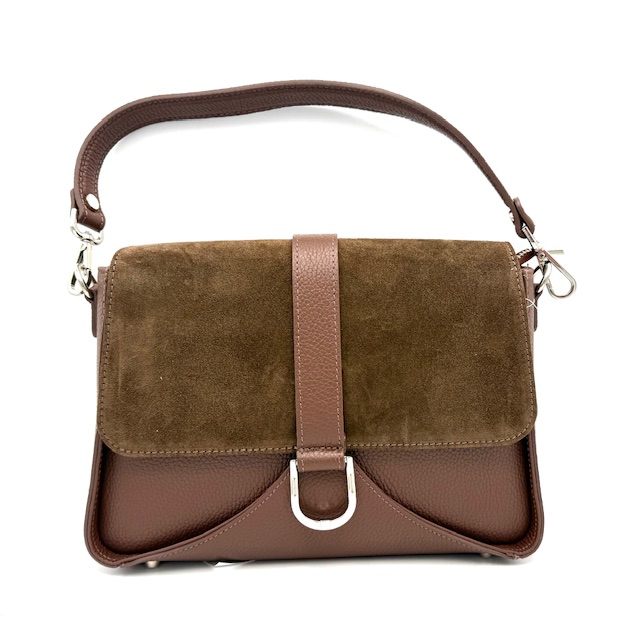 Leren Handtas Dames – Made in Italy – Suède & Leer – Met Afneembare Schouderriem

Op zoek naar een elegante én praktische leren handtas voor dames? Deze luxe Made in Italy tas is vervaardigd uit een stijlvolle combinatie van echt leer en suède, en straalt pure klasse uit. Perfect voor dagelijks gebruik, werk of een avondje uit.

Productvoordelen:

Gemaakt van hoogwaardig Italiaans leer in combinatie met suède

Leren schoudertas dames met korte afneembare handgreep

Inclusief lange afneembare en verstelbare schouderriem – draag ‘m als crossbody tas of schoudertas

Praktisch ingedeeld:

Ritsvak aan de achterkant voor snelle toegang

Ritsvak onder de klep voor extra veiligheid

Hoofdvak met tussenrits, steekvak en binnenvak met rits

Vier metalen pootjes onderaan beschermen de bodem van de tas

Italiaans vakmanschap: stijlvol, duurzaam en tijdloos

Afmetingen:

Hoogte: 19 cm

Breedte: 30 cm

Diepte: 9,5 cm

Waarom kiezen voor deze tas?

Deze Italiaanse leren damestas biedt de perfecte balans tussen stijl en gebruiksgemak. De slimme vakverdeling maakt het makkelijk om je essentials georganiseerd mee te nemen – ideaal voor moderne vrouwen die waarde hechten aan kwaliteit, stijl en functionaliteit.


