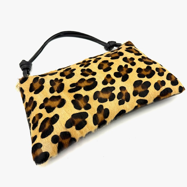 Leren Handtas Dames – Panterprint – Made in Italy – Dollaro Leer

Deze opvallende leren handtas voor dames is een absolute blikvanger! Gemaakt in Italië van hoogwaardig dollaro leer en afgewerkt met een luxe panterprint vacht op de voorzijde. De perfecte mix van elegantie en een gedurfde uitstraling – ideaal voor zowel dagelijks gebruik als speciale gelegenheden.

Belangrijkste kenmerken:

Made in Italy – authentiek vakmanschap

Vervaardigd van duurzaam en soepel dollaro leer

Voorzijde met echte vacht in panterprint – stijlvol en uniek

Korte leren schouderriem voor hand- of schoudergebruik

Lange, afneembare en verstelbare band – draag als crossbody tas of schoudertas

Gevoerde binnenkant met een extra ritsvak voor sleutels, pasjes of andere essentials

Afmetingen:

Hoogte: 17 cm

Breedte: 29 cm

Diepte: 3,5 cm

Waarom jij deze tas wilt:

Deze dames handtas met panterprint combineert Italiaanse luxe met functioneel design. Door de verstelbare schouderriem is de tas op meerdere manieren te dragen. Een stijlvolle en praktische keuze voor vrouwen die houden van kwaliteit en karakter in hun accessoires.

Let op: zoals bij alle tassen met echte vacht, kunnen er na verloop van tijd haartjes loskomen, vooral op plekken waar veel wrijving ontstaat (bijv. tegen kleding).