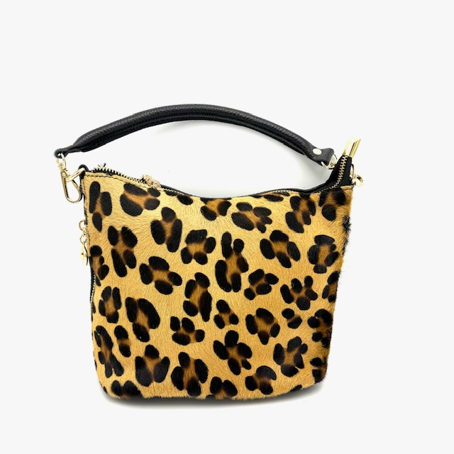 Leren Handtas Dames – Panterprint Vacht – Made in Italy – Dollaro Leer

Deze elegante en stoere leren handtas voor dames is met de hand gemaakt in Italië van hoogwaardig dollaro leer, met een opvallende voorzijde van echte vacht in panterprint. Dankzij de unieke details, zoals de twee decoratieve ritsen aan de zijkanten, is deze tas een echte blikvanger – stijlvol én functioneel.

Belangrijkste kenmerken:

Made in Italy – vakmanschap en hoogwaardige afwerking

Vervaardigd van echt dollaro leer met een vachtvoorzijde in panterprint

Twee sierritsen aan de zijkanten voor een trendy look

Korte leren schouderriem

Lange, afneembare en verstelbare schouderband – draagbaar als crossbody tas of schoudertas

Gevoerde binnenzijde met een extra ritsvak

Let op: vacht is een natuurproduct; haren kunnen loslaten door wrijving of frequent gebruik

Afmetingen:

Hoogte: 20 cm

Breedte: 21 cm

Diepte: 13 cm

Waarom kiezen voor deze tas?

Deze Italiaanse handtas met panterprint combineert luxe materialen met een speelse, gedurfde uitstraling. Dankzij het compacte formaat, de slimme vakindeling en de verstelbare band is dit de perfecte tas voor elke gelegenheid. Let op: zoals bij alle tassen met echte vacht, kunnen er na verloop van tijd haartjes loskomen, vooral op plekken waar veel wrijving ontstaat (bijv. tegen kleding).