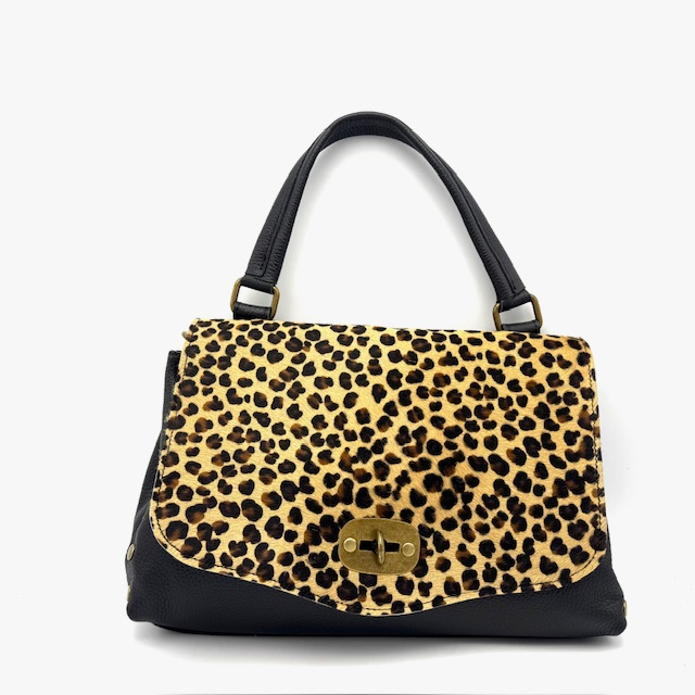 Leren Handtas Dames – Panterprint Vacht – Made in Italy – Dollaro Leer – Met Klepsluiting en Studs

Deze luxe dames handtas is een perfecte mix van Italiaans vakmanschap, stoere details en vrouwelijke elegantie. Vervaardigd in Italië uit hoogwaardig dollaro leer en afgewerkt met een panterprint vacht aan de voorkant. Stijlvolle accenten zoals studs aan de zijkanten, een draaisluiting onder de klep, en een leren binnenklep maken deze tas uniek én praktisch.

Belangrijkste kenmerken:

Made in Italy – hoogwaardig en duurzaam vakmanschap

Vervaardigd van soepel dollaro leer

Voorkant met echte vacht in panterprint

Stevige handgreep bovenop voor handgedragen gebruik

Klep met draaisluiting voor veilige en stijlvolle afsluiting

Binnenzijde klep gevoerd met leer voor extra luxe afwerking

Twee sierritsen aan de zijkanten voor een stoere uitstraling

Decoratieve studs aan beide zijkanten

Lange, afneembare en verstelbare schouderriem – draag als crossbody of over de schouder

Gevoerde binnenzijde met:

Tussenvak met rits onder de klep

Extra ritsvak binnenin voor kleine essentials

Let op:

De voorkant van de tas is gemaakt van natuurlijke vacht met panterprint. Haren kunnen door wrijving en gebruik loslaten, wat een normaal verschijnsel is bij dit type materiaal.

Afmetingen:

Hoogte: 20 cm

Breedte: 33 cm

Diepte: 10 cm

Waarom kiezen voor deze tas?

Deze Italiaanse leren handtas met panterprint is ontworpen voor vrouwen die houden van karakter, kwaliteit en stijl. Dankzij de combinatie van praktisch design en stoere luxe details is deze tas perfect voor dagelijks gebruik, een avondje uit of een zakelijke afspraak. De veelzijdigheid in draagopties maakt haar tot een onmisbaar accessoire in elke garderobe.