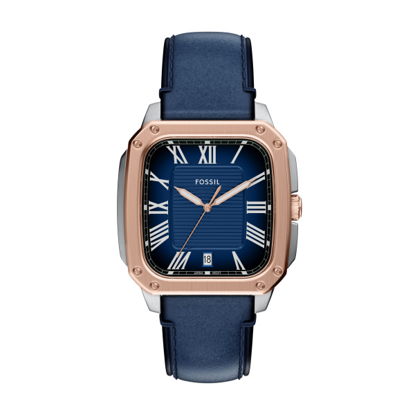 Een moderne klassieker met een tijdloze aantrekkingskracht: het Crosby horloge combineert vorm en functie. De rechthoekige roségouden roestvrijstalen kast heeft een marineblauwe sunray wijzerplaat met een datumvenster om u op schema te houden. De marineblauwe leren band complementeert het klassieke ontwerp met een gesp met pinnen voor eenvoudige verstelling. Veelzijdig en toch onderscheidend, dit klassieke horloge hoort thuis in uw horlogecollectie.