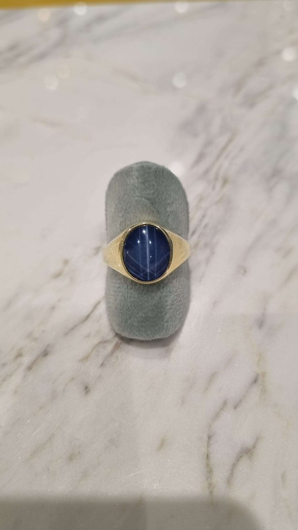 Vintage008. Geelgouden zegelring met een blauwe ster saffier. Occasion maat 20.