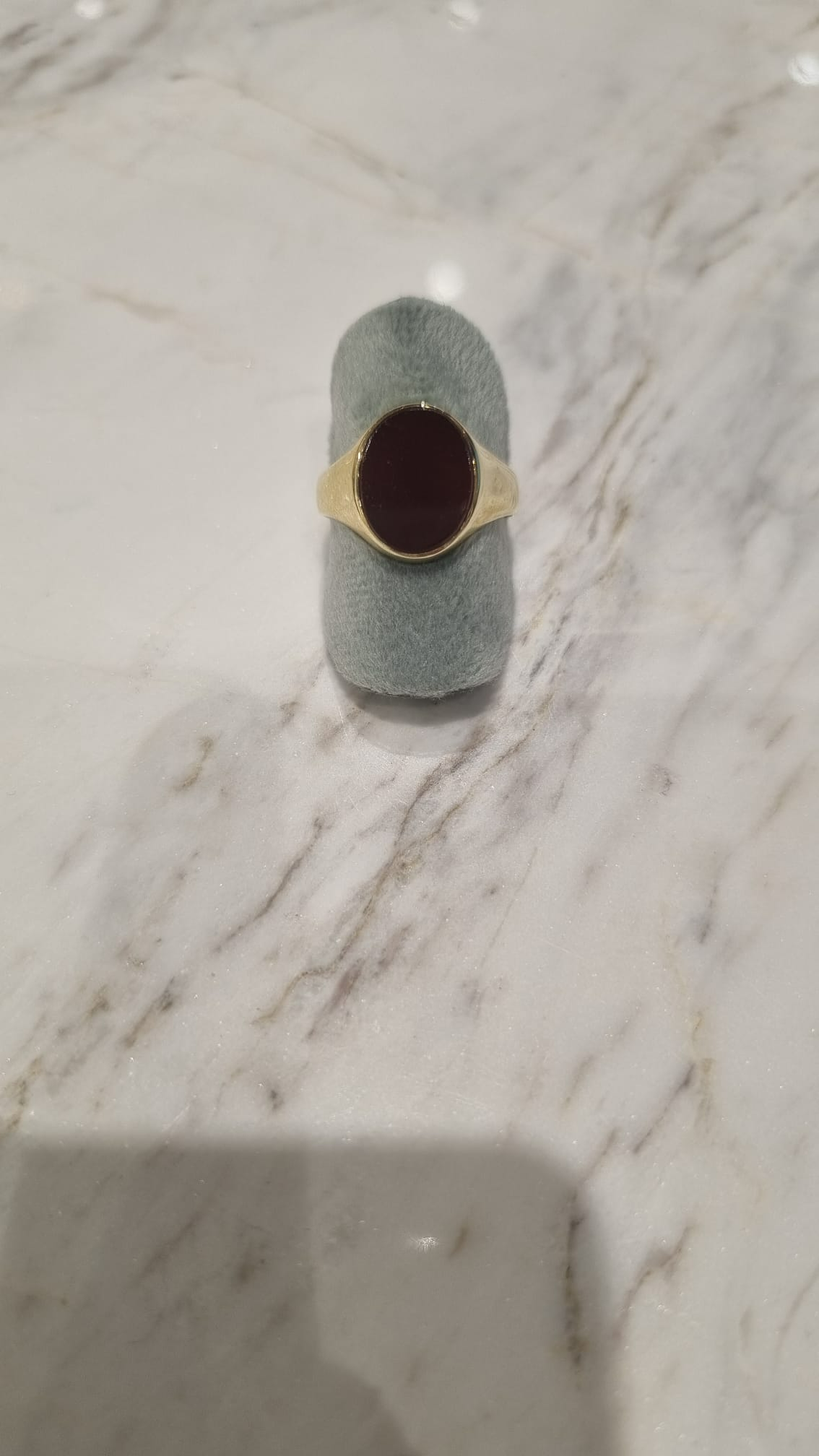 Vintage013. Geelgouden zegel met carneool. Occasion maat 19.5. 