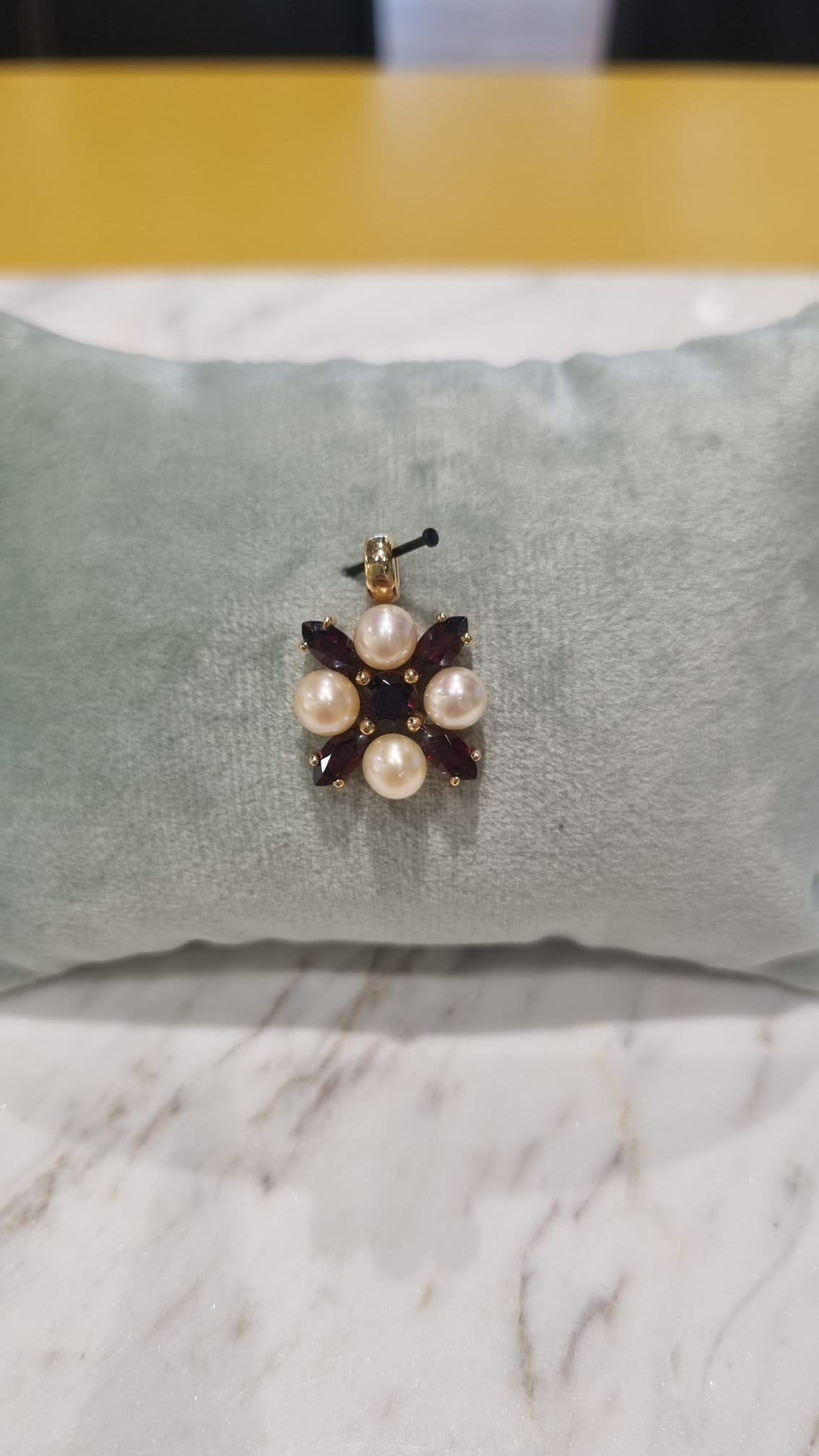 VINTAGE017. Vintage occasion 14 karaat geelgouden hanger met zoetwaterparel en granaat.