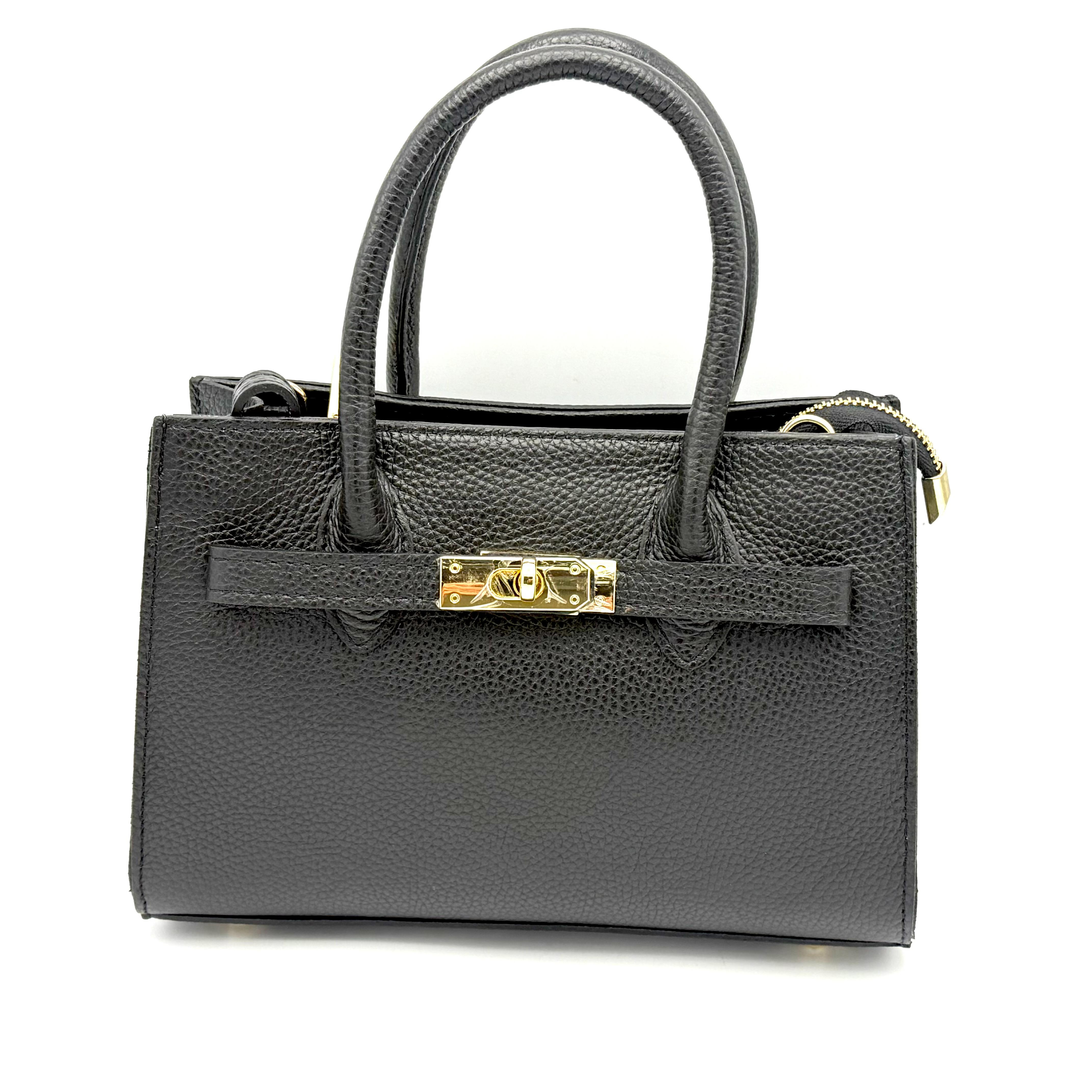 Leren Handtas Dames – Volledig Dollaro Leer – Made in Italy – Dubbele Greep & Goudkleurige Sluiting

Deze chique dames handtas van 100% dollaro leer is een tijdloos accessoire met een moderne twist. Volledig gemaakt in Italië, straalt deze tas luxe, duurzaamheid en vakmanschap uit. De dubbele handgrepen, praktische indeling en goudkleurige sluiting aan de voorzijde maken dit een perfecte tas voor dagelijks gebruik of zakelijke gelegenheden.

Kenmerken:

Volledig uitgevoerd in hoogwaardig dollaro leer – soepel, krasbestendig en duurzaam

Gemaakt in Italië – vakmanschap gegarandeerd

Dubbele leren handgreep voor stijlvol handgedragen gebruik

Lange, afneembare schouderriem, schuin bevestigd voor extra draagcomfort

Goudkleurige draaisluiting aan de voorkant – elegant en veilig

Ritssluiting bovenaan, met daaronder een blauwe stoffen voering en een ritsvak

Metalen voetjes aan de onderzijde beschermen de tas tegen slijtage

Onderhoud: Regelmatig afnemen met een zachte doek; bij voorkeur licht inspuiten met een geschikt leerverzorgingsproduct voor behoud van kwaliteit

Afmetingen:

Hoogte: 17 cm

Breedte: 25 cm

Diepte: 8 cm

Waarom kiezen voor deze leren handtas?

Deze volledig leren handtas in dollaro leer is niet alleen stijlvol, maar ook stevig en praktisch. De karakteristieke structuur van het dollaro leer geeft de tas een luxe uitstraling en maakt haar bestand tegen dagelijks gebruik. Dankzij de slimme details zoals de schuine schouderbandbevestiging en het georganiseerde interieur, is deze tas ideaal voor elke gelegenheid.