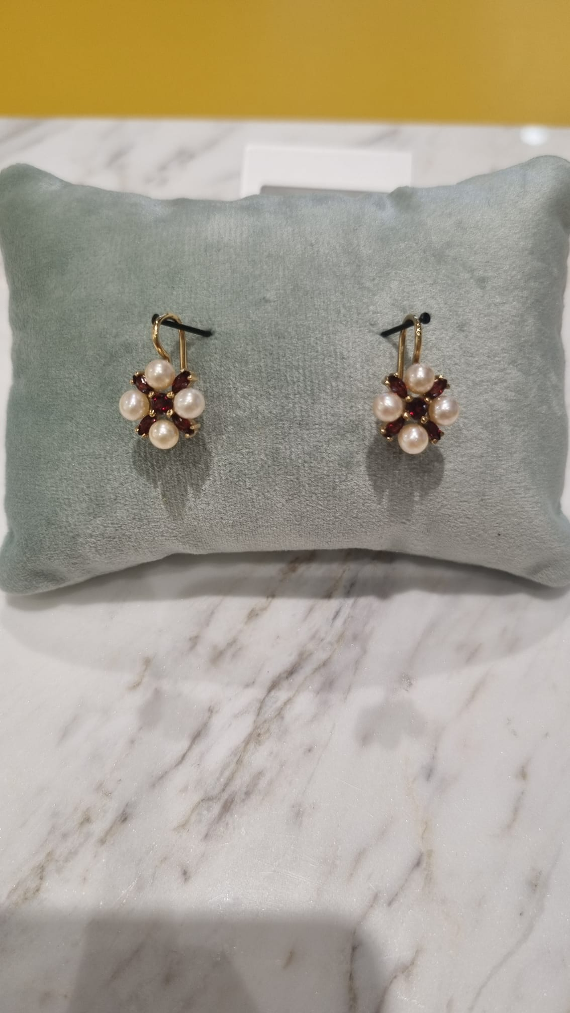 Vintage016. Vintage 14 karaat occasion gouden oorhanger. Zoetwaterparel met granaat.