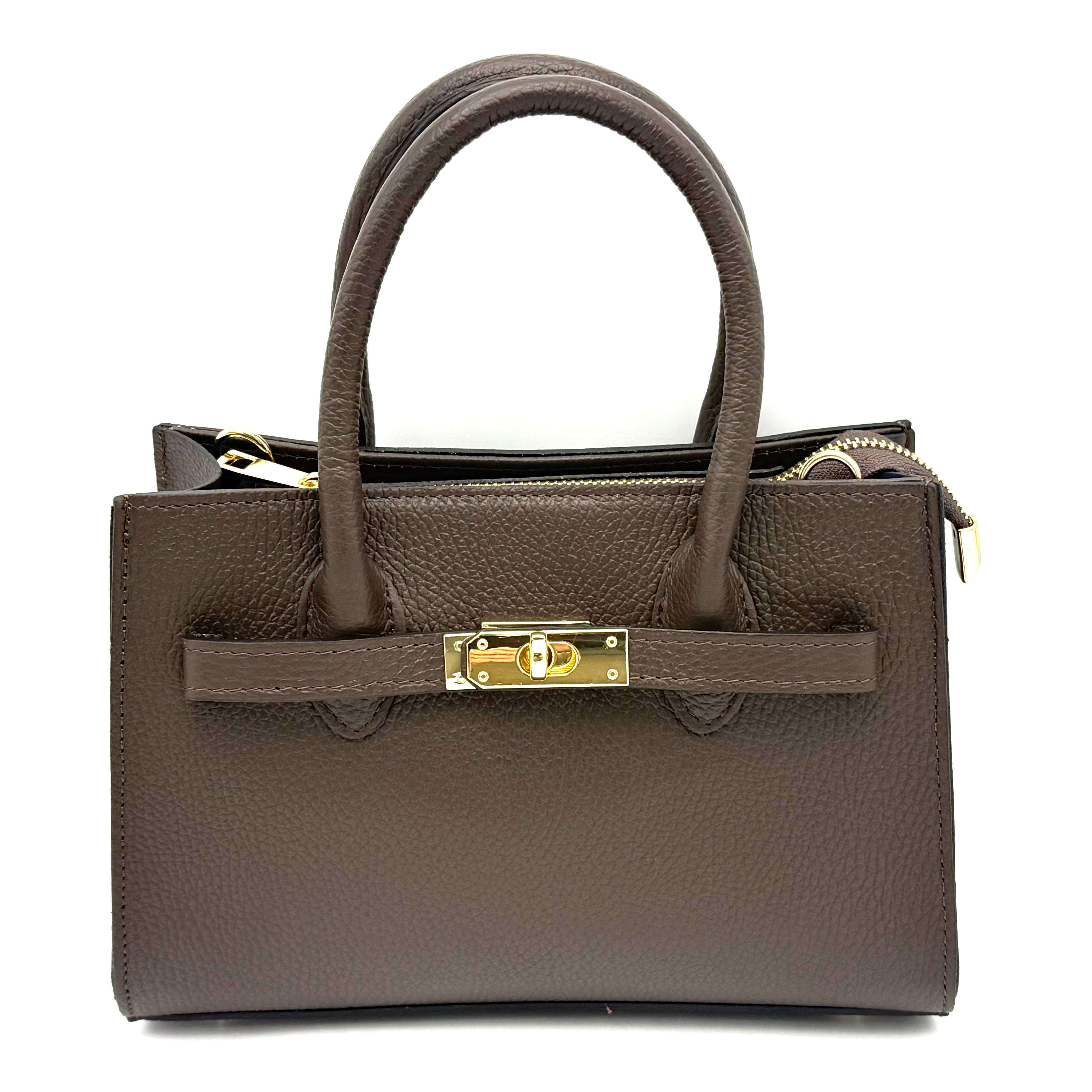 Leren Handtas Dames – Volledig Dollaro Leer – Made in Italy – Dubbele Greep & Goudkleurige Sluiting

Deze chique dames handtas van 100% dollaro leer is een tijdloos accessoire met een moderne twist. Volledig gemaakt in Italië, straalt deze tas luxe, duurzaamheid en vakmanschap uit. De dubbele handgrepen, praktische indeling en goudkleurige sluiting aan de voorzijde maken dit een perfecte tas voor dagelijks gebruik of zakelijke gelegenheden.

Kenmerken:

Volledig uitgevoerd in hoogwaardig dollaro leer – soepel, krasbestendig en duurzaam

Gemaakt in Italië – vakmanschap gegarandeerd

Dubbele leren handgreep voor stijlvol handgedragen gebruik

Lange, afneembare schouderriem, schuin bevestigd voor extra draagcomfort

Goudkleurige draaisluiting aan de voorkant – elegant en veilig

Ritssluiting bovenaan, met daaronder een blauwe stoffen voering en een ritsvak

Metalen voetjes aan de onderzijde beschermen de tas tegen slijtage

Onderhoud: Regelmatig afnemen met een zachte doek; bij voorkeur licht inspuiten met een geschikt leerverzorgingsproduct voor behoud van kwaliteit

Afmetingen:

Hoogte: 17 cm

Breedte: 25 cm

Diepte: 8 cm

Waarom kiezen voor deze leren handtas?

Deze volledig leren handtas in dollaro leer is niet alleen stijlvol, maar ook stevig en praktisch. De karakteristieke structuur van het dollaro leer geeft de tas een luxe uitstraling en maakt haar bestand tegen dagelijks gebruik. Dankzij de slimme details zoals de schuine schouderbandbevestiging en het georganiseerde interieur, is deze tas ideaal voor elke gelegenheid.