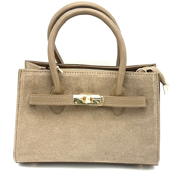 Luxe Handtas Dames – Suède & Dollaro Leer – Made in Italy – Dubbele Greep & Goudkleurige Sluiting

Deze elegante dames handtas is een stijlvolle combinatie van suède en dollaro leer, afgewerkt met verfijnde goudkleurige sluiting aan de voorzijde. Met haar dubbele handgrepen, praktische indeling en hoogwaardige afwerking is dit de perfecte tas voor elke dag of een bijzondere gelegenheid.

Kenmerken:

Gemaakt in Italië – ambachtelijke kwaliteit en stijl

Voorkant en achterkant van suède, zijkanten van dollaro leer – luxe en stevig

Dubbele handgreep voor klassieke uitstraling

Lange afneembare schouderriem, schuin bevestigd voor extra draagcomfort

Goudkleurige sluiting aan de voorkant – elegant én veilig

Ritssluiting bovenaan, met daaronder een blauwe voering en ritsvak

Metalen voetjes aan de onderkant beschermen de tas tegen slijtage

Onderhoudstip: Licht inspuiten met een vuil- en waterafstotend middel, speciaal voor suède

Afmetingen:

Hoogte: 17 cm

Breedte: 25 cm

Diepte: 8 cm

Waarom jij deze tas wilt:

Deze Italiaanse suède handtas met dollaro leren accenten is stijlvol, functioneel en comfortabel in gebruik. De schuine bevestiging van de lange schouderband zorgt ervoor dat de tas goed aansluit op het lichaam, ideaal voor dagelijks gebruik. De combinatie van materialen geeft een verfijnde uitstraling die past bij zowel casual als zakelijke outfits.