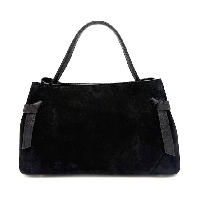 Suède Handtas Dames – Made in Italy – Met Goudkleurige Details & Afneembare Schouderriem

Deze stijlvolle suède handtas is een must-have voor elke modebewuste vrouw. Gemaakt in Italië en afgewerkt met luxe goudkleurige fournituren, straalt deze tas elegantie en klasse uit. De tas is compact maar praktisch, en biedt precies genoeg ruimte voor je dagelijkse essentials.

Belangrijkste kenmerken:

Gemaakt in Italië – hoogwaardig vakmanschap

Vervaardigd van zacht en luxe suède

Lange, afneembare schouderriem voor comfortabel draaggemak

Goudkleurige metalen details (fournituren) voor een chique uitstraling

Toprits met daaronder een handig steekvak

Vier metalen pootjes aan de onderzijde ter bescherming van de tas

Compact en stijlvol model – ideaal voor dagelijks gebruik of een avondje uit

Afmetingen:

Hoogte: 16 cm

Breedte: 26 cm

Diepte: 11 cm

Onderhoudstip:

Suède is een delicaat materiaal dat gevoelig is voor vuil en vocht. Wij raden aan om de tas regelmatig te behandelen met een vuil- en waterafstotende spray, speciaal voor suède. Zo blijft je tas langer mooi en goed beschermd.