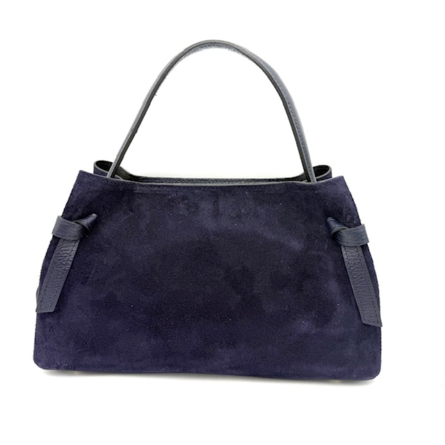 Suède Handtas Dames – Made in Italy – Met Goudkleurige Details & Afneembare Schouderriem

Deze stijlvolle suède handtas is een must-have voor elke modebewuste vrouw. Gemaakt in Italië en afgewerkt met luxe goudkleurige fournituren, straalt deze tas elegantie en klasse uit. De tas is compact maar praktisch, en biedt precies genoeg ruimte voor je dagelijkse essentials.

Belangrijkste kenmerken:

Gemaakt in Italië – hoogwaardig vakmanschap

Vervaardigd van zacht en luxe suède

Lange, afneembare schouderriem voor comfortabel draaggemak

Goudkleurige metalen details (fournituren) voor een chique uitstraling

Toprits met daaronder een handig steekvak

Vier metalen pootjes aan de onderzijde ter bescherming van de tas

Compact en stijlvol model – ideaal voor dagelijks gebruik of een avondje uit

Afmetingen:

Hoogte: 16 cm

Breedte: 26 cm

Diepte: 11 cm

Onderhoudstip:

Suède is een delicaat materiaal dat gevoelig is voor vuil en vocht. Wij raden aan om de tas regelmatig te behandelen met een vuil- en waterafstotende spray, speciaal voor suède. Zo blijft je tas langer mooi en goed beschermd.