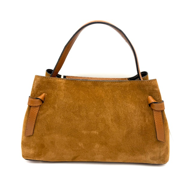 Suède Handtas Dames – Made in Italy – Met Goudkleurige Details & Afneembare Schouderriem

Deze stijlvolle suède handtas is een must-have voor elke modebewuste vrouw. Gemaakt in Italië en afgewerkt met luxe goudkleurige fournituren, straalt deze tas elegantie en klasse uit. De tas is compact maar praktisch, en biedt precies genoeg ruimte voor je dagelijkse essentials.

Belangrijkste kenmerken:

Gemaakt in Italië – hoogwaardig vakmanschap

Vervaardigd van zacht en luxe suède

Lange, afneembare schouderriem voor comfortabel draaggemak

Goudkleurige metalen details (fournituren) voor een chique uitstraling

Toprits met daaronder een handig steekvak

Vier metalen pootjes aan de onderzijde ter bescherming van de tas

Compact en stijlvol model – ideaal voor dagelijks gebruik of een avondje uit

Afmetingen:

Hoogte: 16 cm

Breedte: 26 cm

Diepte: 11 cm

Onderhoudstip:

Suède is een delicaat materiaal dat gevoelig is voor vuil en vocht. Wij raden aan om de tas regelmatig te behandelen met een vuil- en waterafstotende spray, speciaal voor suède. Zo blijft je tas langer mooi en goed beschermd.