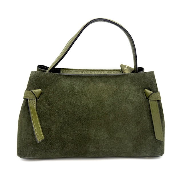 Suède Handtas Dames – Made in Italy – Met Goudkleurige Details & Afneembare Schouderriem

Deze stijlvolle suède handtas is een must-have voor elke modebewuste vrouw. Gemaakt in Italië en afgewerkt met luxe goudkleurige fournituren, straalt deze tas elegantie en klasse uit. De tas is compact maar praktisch, en biedt precies genoeg ruimte voor je dagelijkse essentials.

Belangrijkste kenmerken:

Gemaakt in Italië – hoogwaardig vakmanschap

Vervaardigd van zacht en luxe suède

Lange, afneembare schouderriem voor comfortabel draaggemak

Goudkleurige metalen details (fournituren) voor een chique uitstraling

Toprits met daaronder een handig steekvak

Vier metalen pootjes aan de onderzijde ter bescherming van de tas

Compact en stijlvol model – ideaal voor dagelijks gebruik of een avondje uit

Afmetingen:

Hoogte: 16 cm

Breedte: 26 cm

Diepte: 11 cm

Onderhoudstip:

Suède is een delicaat materiaal dat gevoelig is voor vuil en vocht. Wij raden aan om de tas regelmatig te behandelen met een vuil- en waterafstotende spray, speciaal voor suède. Zo blijft je tas langer mooi en goed beschermd.