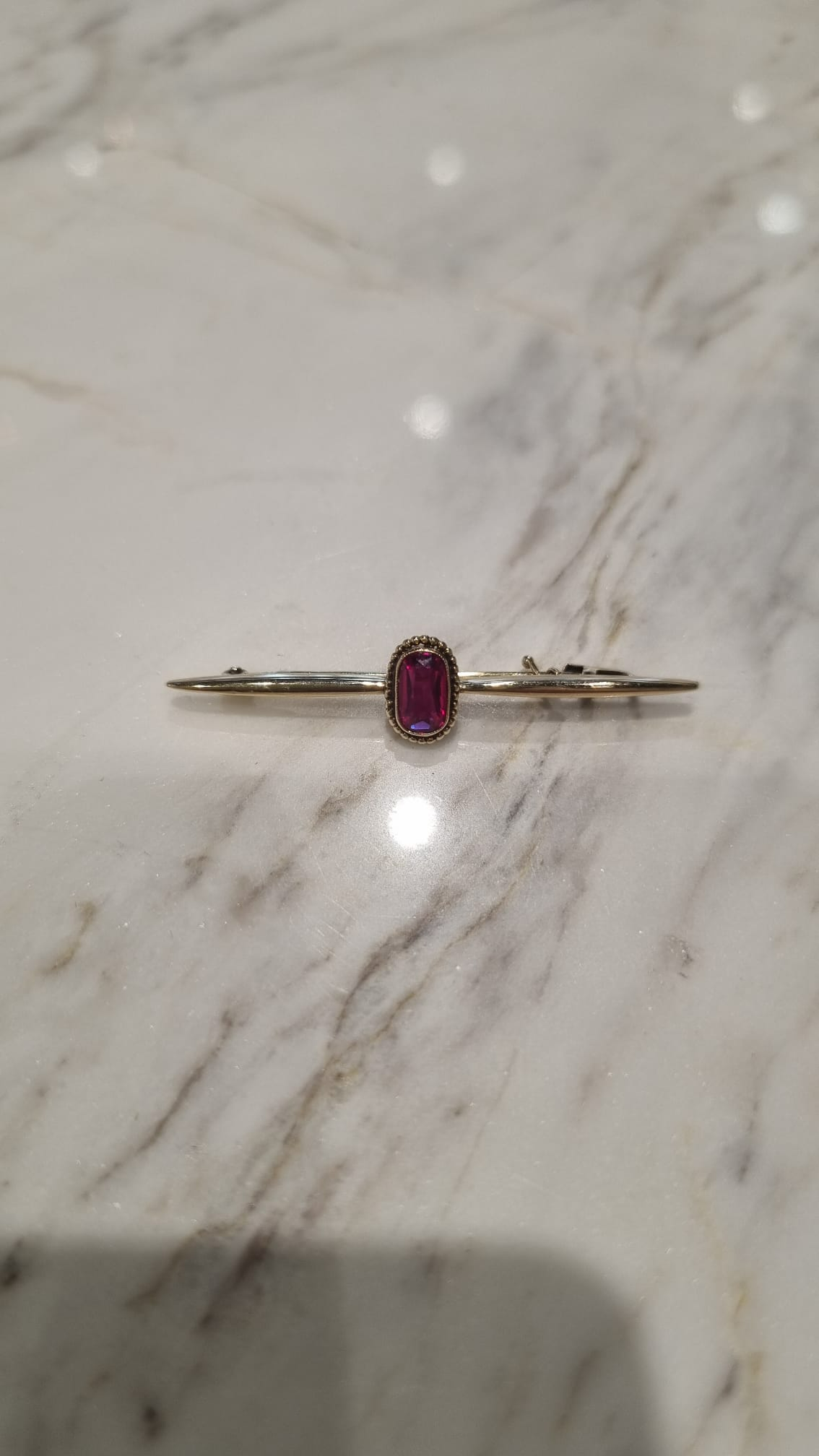 OCC-BROCHE. Geelgouden Broche occasion met een roze steen. 