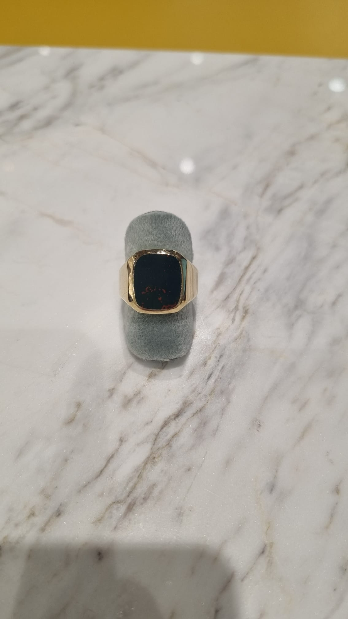 OCC-ZEGELRINGGROEN. Geelgouden zegelring occasion. Groen/rode steen (jaspis). Maat 20.