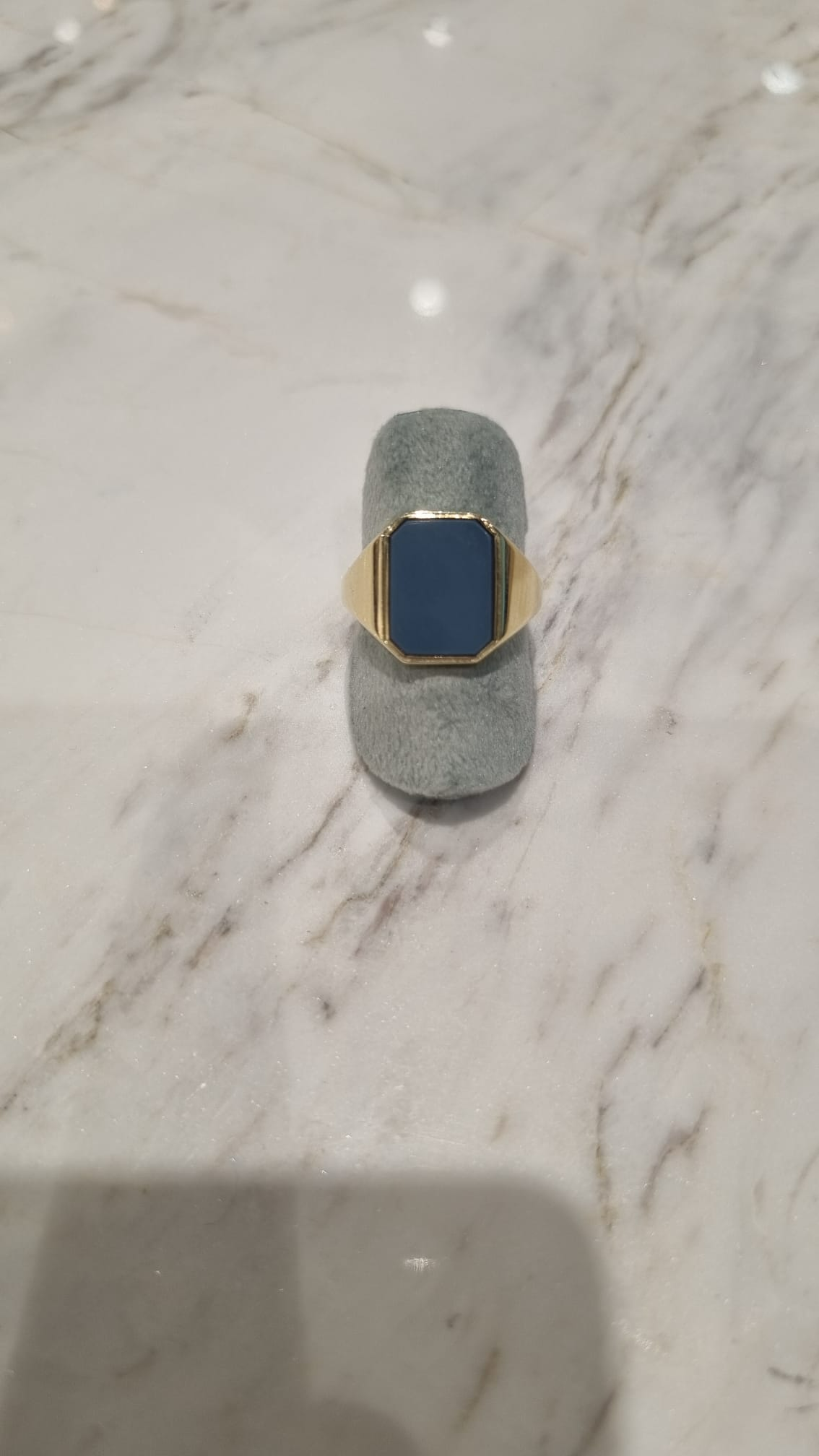 OCC-ZEGELRINGLAGE. Geelgouden zegelring occasion met een blauwe lagesteen.