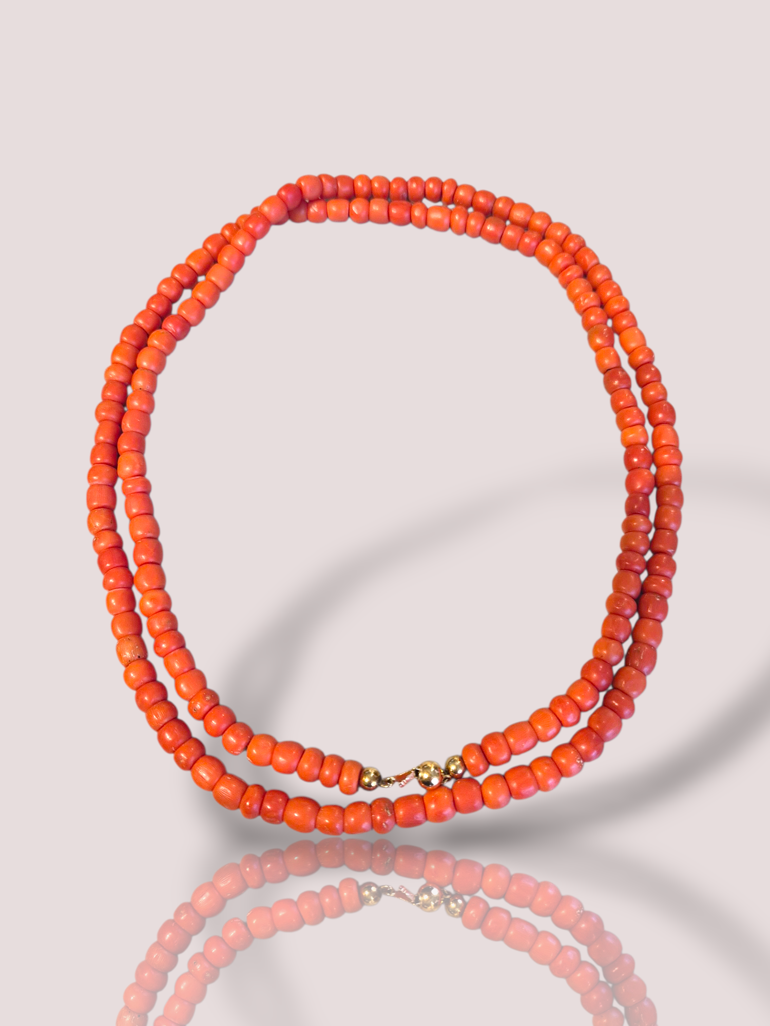 Dit vintage lang bloedkoraal collier van 95 cm met een 18k gouden slotje is een uniek sieradenstuk. Het lange collier heeft prachtige kaasvormige bloedkoralen van 7,1 tot 7,3 mm dikte. Draag het collier elegant op een eenvoudige top of jurk om de rijke kleur van het bloedkoraal te accentueren en een statement te maken.

Een prachtig lang collier wat nog generaties mee kan gaan.