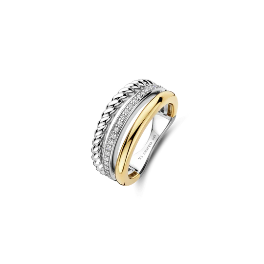 Omarm verfijnde geometrie met deze TI SENTO vergulde ring 12385ZY. Dit statement-sieraad verweeft drie kenmerkende elementen: een gedraaide kabelband, een met de hand gezette pav&eacute; strook en een slanke goudkleurige boog. Vervaardigd uit hoogwaardig 925 sterling zilver en afgewerkt met een goudkleurige vergulding, belichaamt het ontwerp een gedurfde maar uitgebalanceerde elegantie. Met zijn gestructureerde silhouet en stralende details verwijst het subtiel naar een van onze meest iconische bestsellers. Nikkelvrij en hypoallergeen, deze ring combineert dagelijks gemak met een krachtige allure.