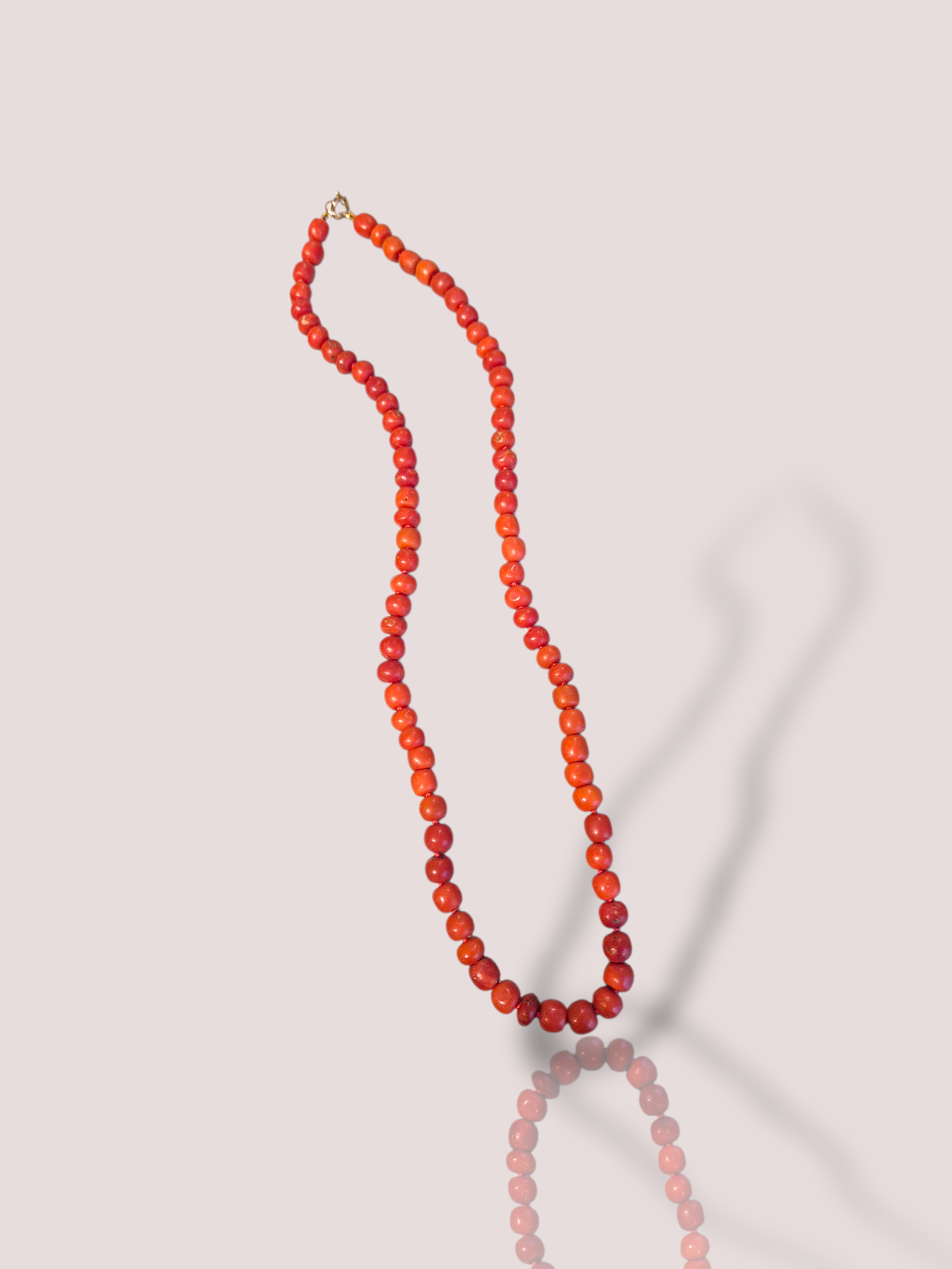 Dit prachtige vintage collier, bevat een 14 karaat geelgouden slot en authentieke bloedkoralen kralen. Perfect als statement stuk om elke outfit op te fleuren. Draag het met een eenvoudige blouse of jurk om de natuurlijke schoonheid van de koralen te benadrukken. Het is de ideale aanvulling voor iedere sieradenliefhebber. 

Het collier heeft een prachtige dieporanje kleur met een lengte van 55 cm. De kralen hebben een dikte die varieren van 7,5 tot 8 mm.
