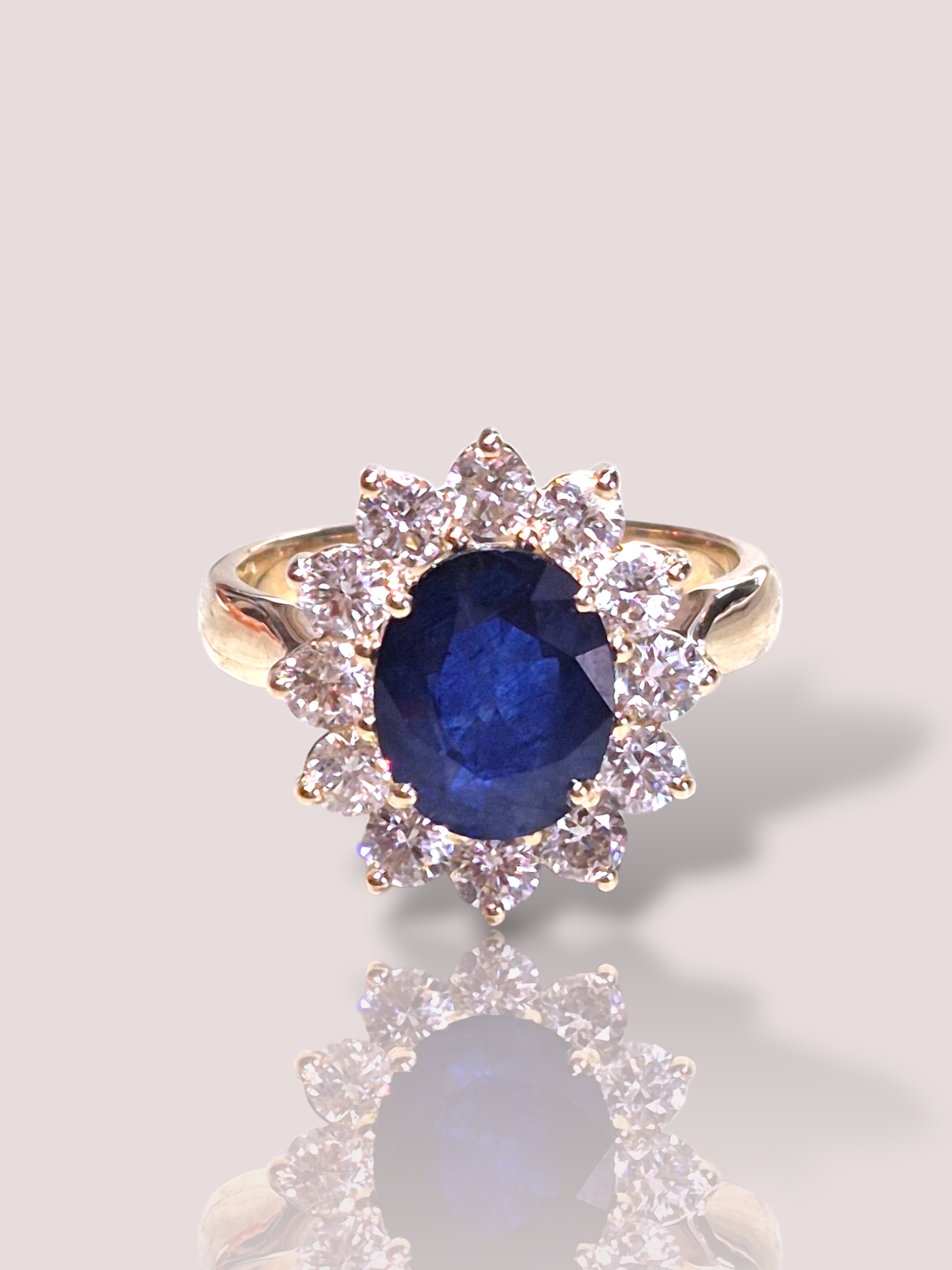 Deze prachtige House of Bruens 14k geel gouden 'Diana' ring is bezet met een schitterende saffier en schitterende diamanten. De ring heeft een tijdloos design en is een echte eyecatcher. Draag deze ring solo voor een elegante look of combineer hem met andere gouden sieraden voor een luxe uitstraling. Een must-have voor elke sieradencollectie! De saffier is 2,75ct en wordt omringd door 12 prachtige diamanten van in totaal 1,295ct diamant.