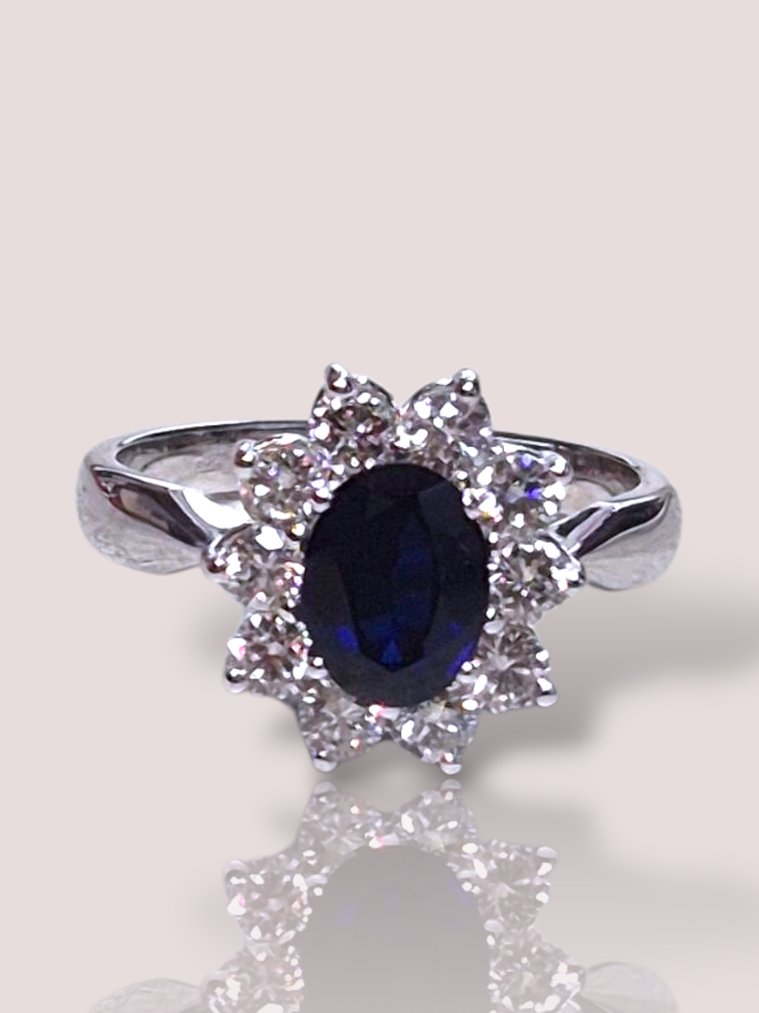 De House of Bruens 14k wit gouden 'Diana' ring met saffier en diamanten is een verfijnde blikvanger. Kenmerkend door zijn schitterende saffier en sprankelende diamanten. Ideaal voor speciale gelegenheden of als dagelijks pronkstuk. Draag het solo of combineer met andere delicate sieraden voor een elegante look. Perfect voor zowel formele als informele momenten.

De diamanten wegen samen circa 0,922 ct en de saffier in het midden is 8 x 7 mm groot.