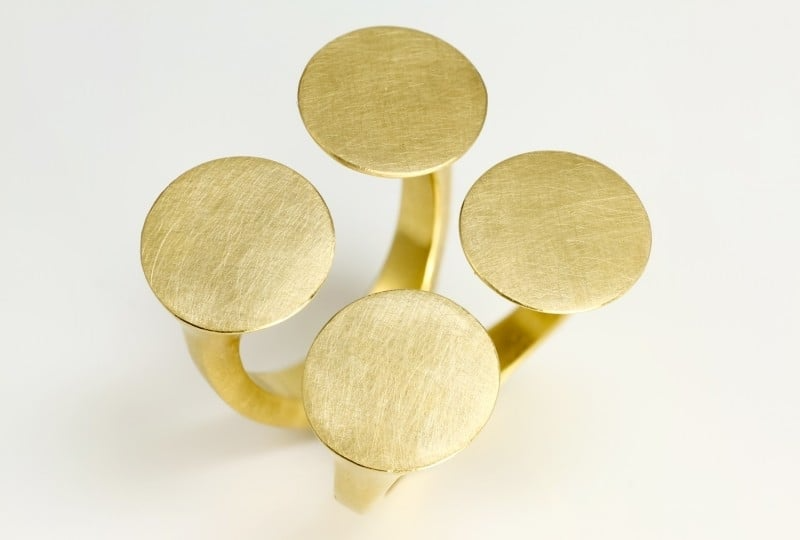 een 18 krt geelgouden ring van Angela Hubel model Quartet 