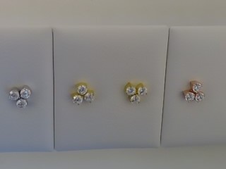 Die Ohrstecker Silbervergoldet Zirkonia (Modellnummer 507/197156) bestehen aus 925er Sterlingsilber und sind mit 6 wei&szlig;en Zirkonia verziert. Sie wiegen 1,01 Gramm und haben eine Gr&ouml;&szlig;e von 1,5 cm. Diese eleganten Ohrstecker passen perfekt zu festlichen Anl&auml;ssen oder als t&auml;gliches Accessoire und verleihen jedem Outfit einen Hauch von Eleganz.
