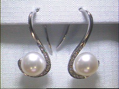 Kopf.-und Ohrschmuck Ref.-Nr.: 01-05203-0 585/- Gold, wei&szlig; 38 Diamant Wesselton kleine Einschl&uuml;sse Brillantschliff 0.25ct. 2 China Zuchtperlen 9,0 bis 9,5 