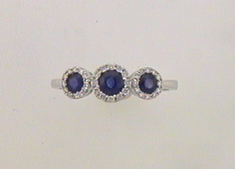 Max Fr&ouml;hlich Handschmuck Ref.-Nr.: 710/168943/56 585/- Gold, wei&szlig; 3 Saphir blau Fantasieschliff  36 Diamant Wesselton kleine Einschl&uuml;sse Brillantschliff 0,20ct.  Ringgr&ouml;&szlig;e 56