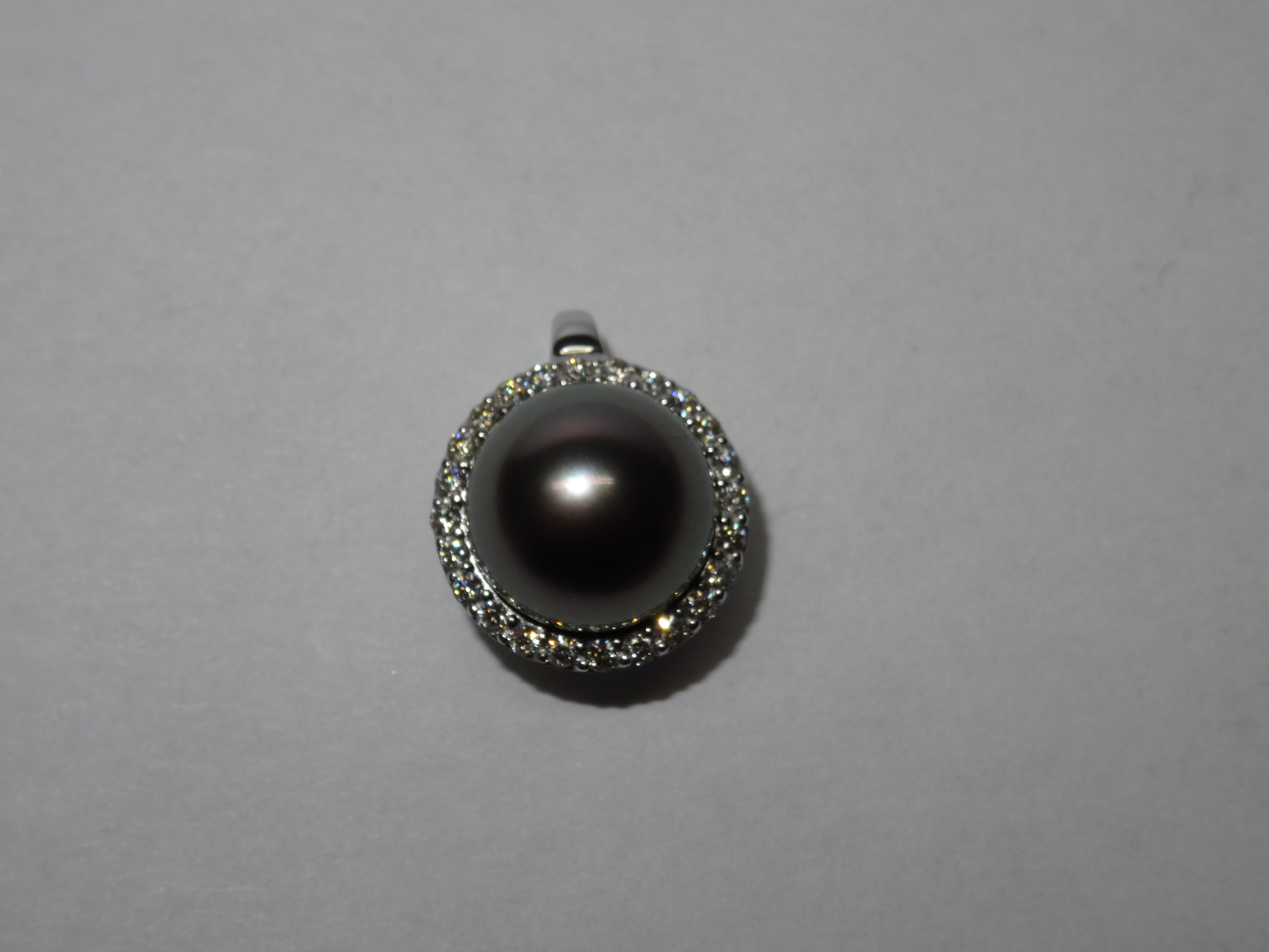 Halsschmuck Ref.-Nr.: 3183604-0 585/- Gold, wei&szlig; 24 Brillant Wesselton kleine Einschl&uuml;sse Rund facettiert 0,24ct.  1 Tahitiperle 8,0 bis 8,5 mm Grau Rund