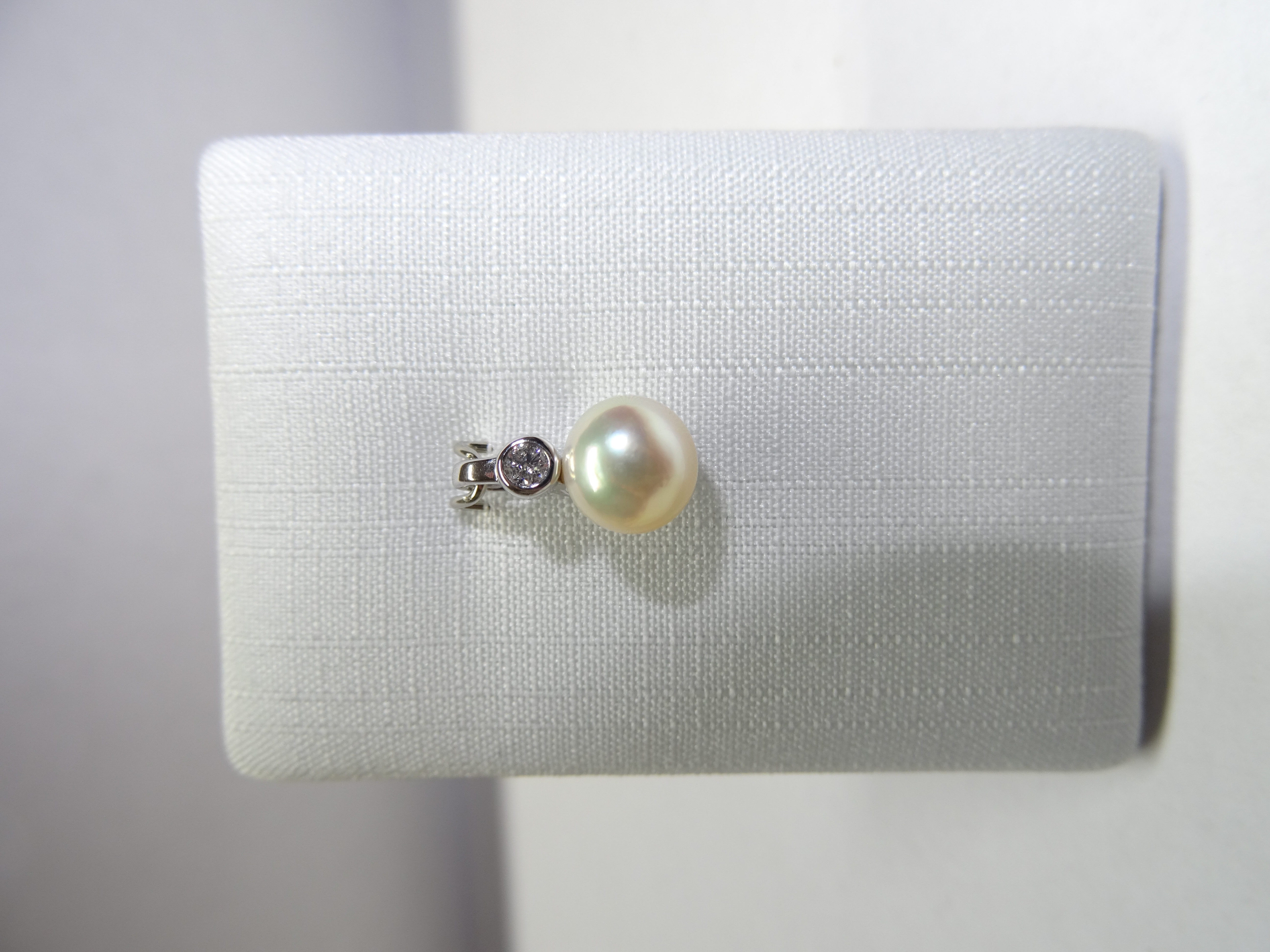 Halsschmuck Ref.-Nr.: 3102694-0 585/- Gold, wei&szlig; 1 Brillant Wesselton kleine Einschl&uuml;sse Rund facettiert 0,05ct.  1 Akoya Zuchtperle 6,5-7,0 mm Rosa Rund