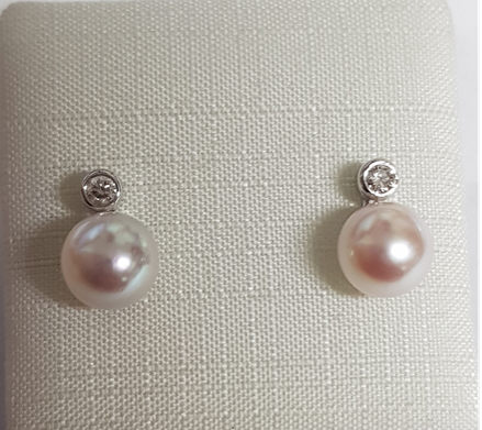 Kopf.-und Ohrschmuck Ref.-Nr.: 0102909-0 585/- Gold, wei&szlig; 2 Brillant Wei&szlig; kleine Einschl&uuml;sse Brillantschliff 0.10ct. 2 Akoya Zuchtperle 6,5-7,0 mm Rosa Rund 