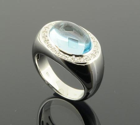 Wilhelm M&uuml;ller Handschmuck Ref.-Nr.: 1751890 585/- Gold, wei&szlig; 5 Diamant Wesselton kleine Einschl&uuml;sse Brillantschliff 0,04ct.  1 Topas Rund facettiert  Ringgr&ouml;&szlig;e 56