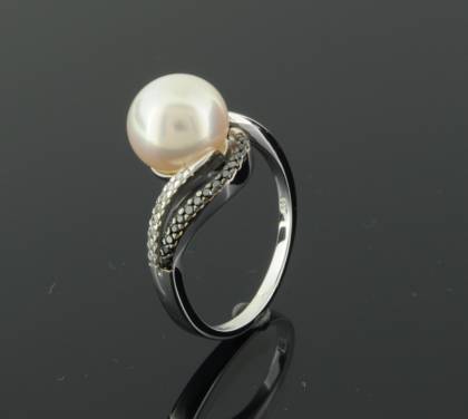 Ringe Ref.-Nr.: 1913310 585/- Gold, wei&szlig; 8 Diamant Wesselton kleine Einschl&uuml;sse Brillantschliff 0,11ct.  14 Diamant schwarz Brillantschliff  1 China Zuchtperlen 9,5 bis 10 mm Ringgr&ouml;&szlig;e 53
