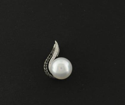 Halsschmuck Ref.-Nr.: 2583150 585/- Gold 8 Diamant Wesselton kleine Einschl&uuml;sse Brillantschliff 0.04ct. 14 Diamant schwarz 0.09ct. 1 China Zuchtperlen 9,5 bis 10 mm 