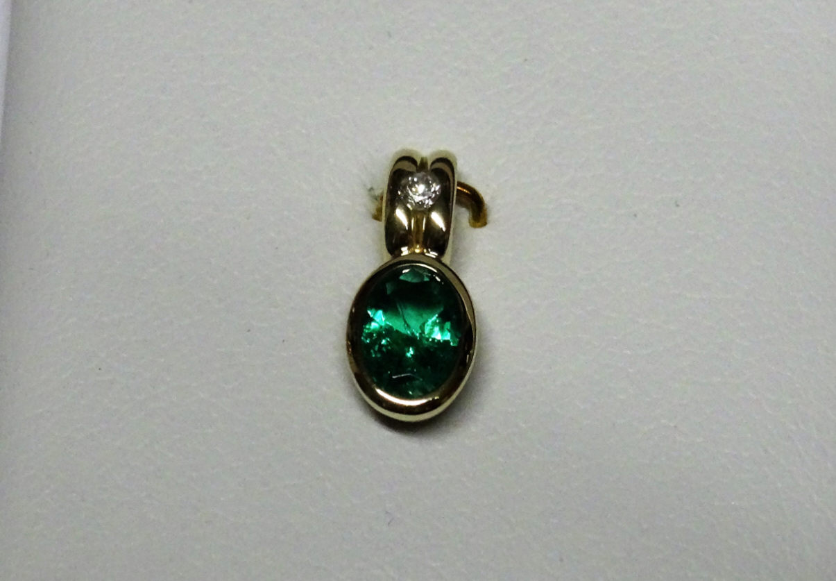 Halsschmuck Ref.-Nr.: 2478859 585/- Gold 1 Diamant Wesselton kleine Einschl&uuml;sse Brillantschliff 0.02ct. 1 Smaragd Gr&uuml;n Oval facettiert 