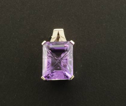 Wilhelm M&uuml;ller Halsschmuck Ref.-Nr.: 6460520 585/- Gold, wei&szlig; 1 Amethyst lila Fantasieschliff 