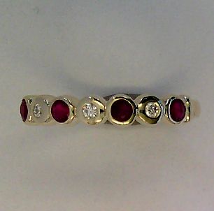 Engelkemper Ring Ref.-Nr.: 6-206101-001 585/- Gold, gelb 3 Diamant Wei&szlig; kleine Einschl&uuml;sse Brillantschliff 0,06ct.  4 Rubin Rot Brillantschliff  Ringgr&ouml;&szlig;e 54