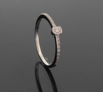 Ringe Ref.-Nr.: 158924058 585/- Gold, wei&szlig; 16 Diamant Wesselton kleine Einschl&uuml;sse Brillantschliff  1 Diamant Wesselton kleine Einschl&uuml;sse Brillantschliff 0,10ct.  Ringgr&ouml;&szlig;e 58