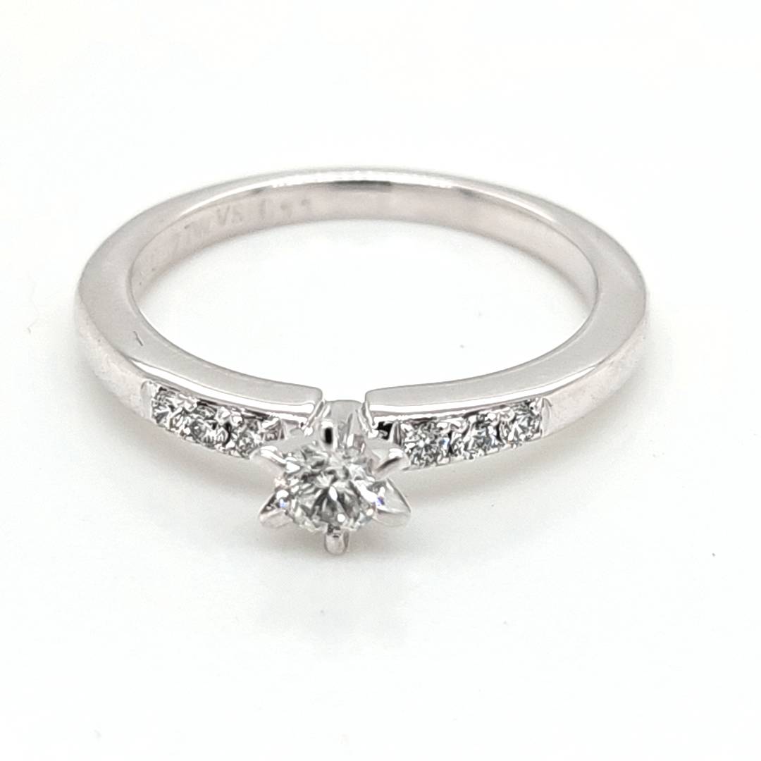Ringe Ref.-Nr.: RS18/M5804 750/- Gold, wei&szlig; 1 Diamant Top wesselton feines wei&szlig; kleine Einschl&uuml;sse Brillantschliff 0,17ct.  6 Diamant Top wesselton feines wei&szlig; sehr kleine Einschl&uuml;sse Brillantschliff 0,11ct.  Ringgr&ouml;&szlig;e 54