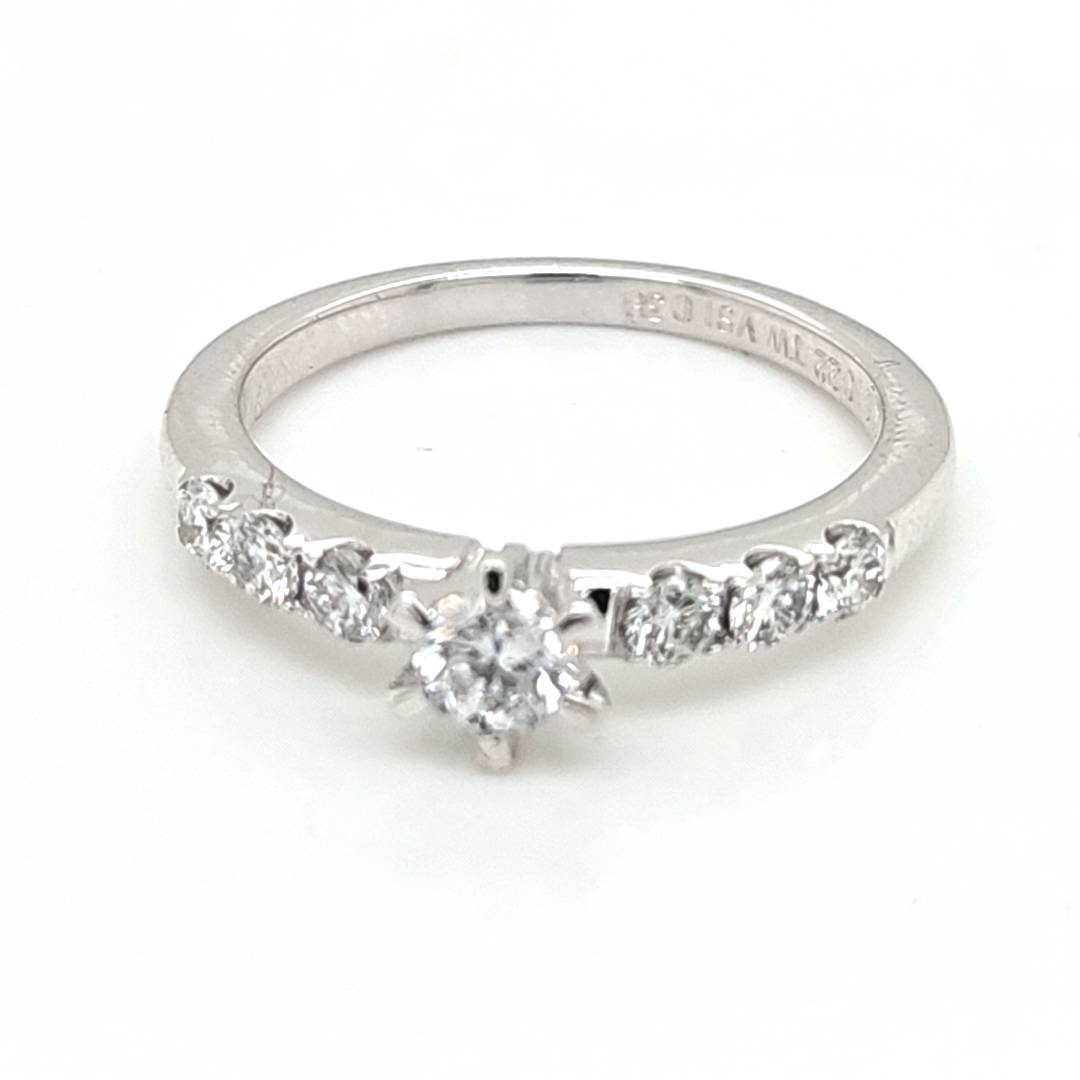 Ringe Ref.-Nr.: RS18/M5826 750/- Gold, wei&szlig; 1 Diamant Top wesselton feines wei&szlig; kleine Einschl&uuml;sse Brillantschliff 0,22ct.  6 Diamant Top wesselton feines wei&szlig; sehr kleine Einschl&uuml;sse Brillantschliff 0,38ct.  Ringgr&ouml;&szlig;e 54