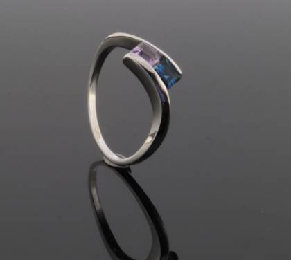Wilhelm M&uuml;ller Ringe Ref.-Nr.: 673228056 333/- Gold, wei&szlig; 1 Amethyst lila  1 Blautopas beh. blau  Ringgr&ouml;&szlig;e 56