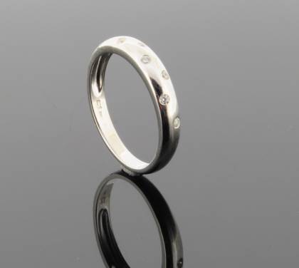 Produktbeschreibung:

Entdecken Sie den eleganten RING WG 333 Zirkonia, Modellnummer 675972056. Dieser Schmuckring ist aus hochwertigem Gold gefertigt und zeichnet sich durch seinen strahlend wei&szlig;en Zirkonia aus. Acht funkelnde Steine verleihen diesem Ring einen besonderen Glanz. Tragen Sie ihn zu besonderen Anl&auml;ssen oder als t&auml;gliches Accessoire f&uuml;r einen Hauch von Luxus.