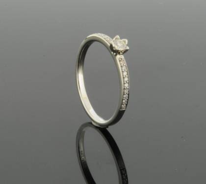 Wilhelm M&uuml;ller Ringe Ref.-Nr.: 159105055 585/- Gold, wei&szlig; 1 Diamant Wesselton  Weiss kleine Einschl&uuml;sse Brillantschliff 0,10ct.  18 Diamant Wesselton  Weiss kleine Einschl&uuml;sse Brillantschliff 0,13ct.  Ringgr&ouml;&szlig;e 55