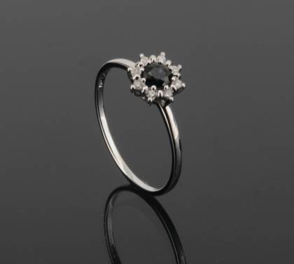 Wilhelm M&uuml;ller Ringe Ref.-Nr.: 172412054 585/- Gold, wei&szlig; 1 Saphir blau  8 Diamant Wesselton  Weiss kleine Einschl&uuml;sse Brillantschliff 0,32ct.  Ringgr&ouml;&szlig;e 54